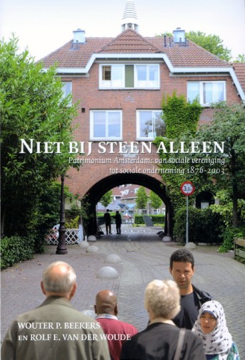 Niet bij steen alleen. 
Patrimonium Amsterdam 1876-2003